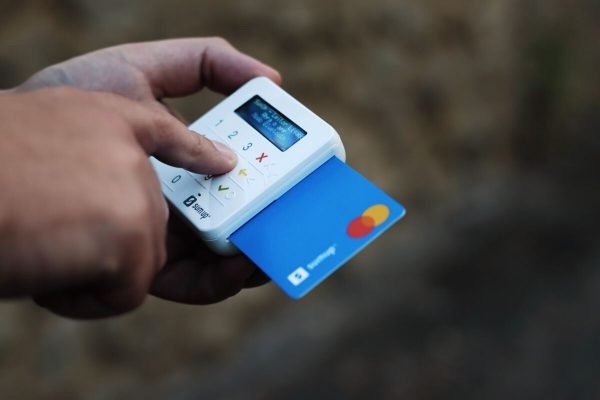 Customer making a card payment with a payment terminal using one of Singapore's cashback credit cards.