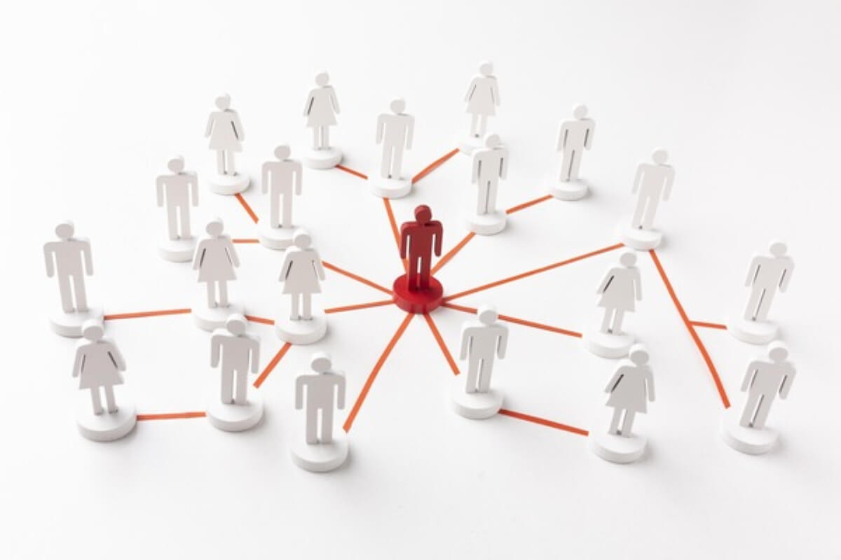 Network of connected professionals illustrating the importance of building relationships in contract jobs.