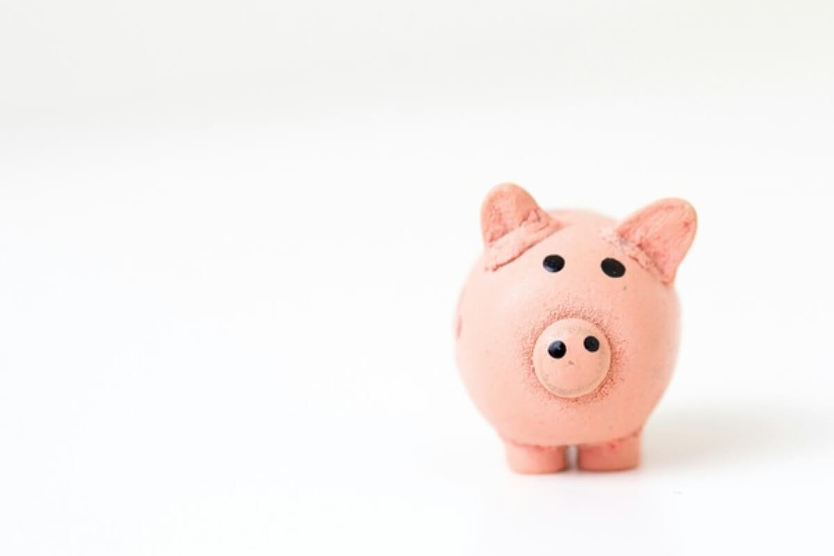 Piggy bank on a white background, representing simple saving strategies to make your child a millionaire.