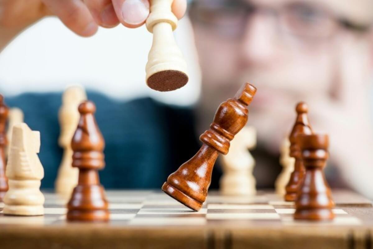 Chess player making a strategic move, symbolising the planning and risks involved in a SPAC IPO.