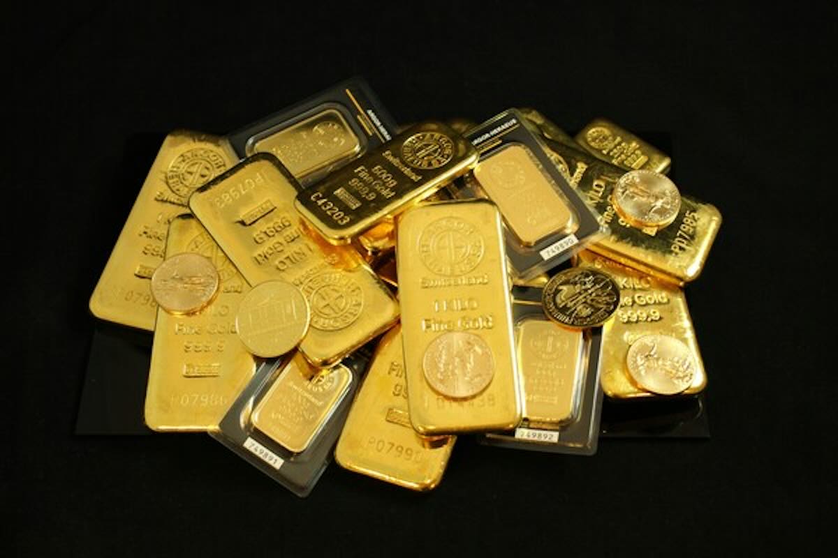 Gold bars and coins illustrating the value of investing in gold ETFs.