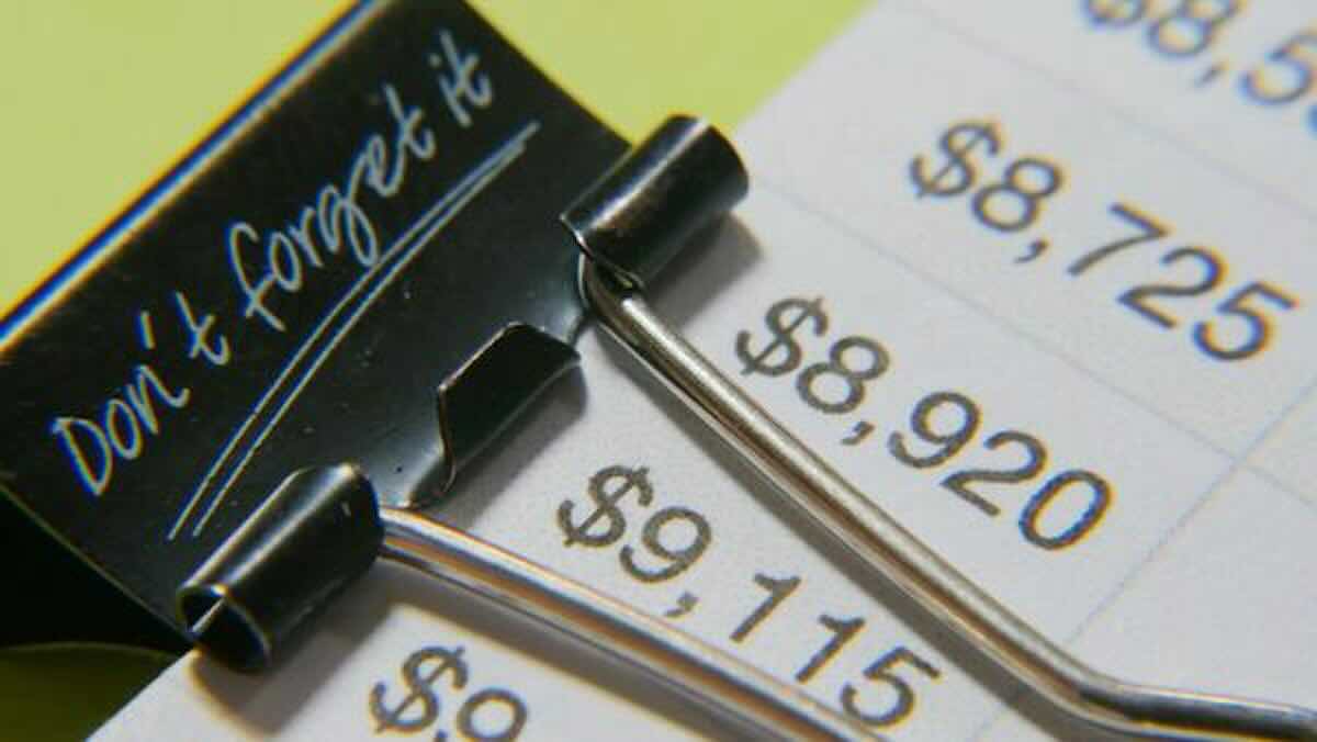 Close-up of financial figures and a "Don't forget it" reminder, highlighting key dates for the SRS and tax deadline.