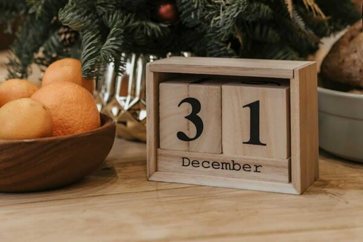 Wooden calendar displaying 31 December, marking the year-end SRS and tax deadline for tax relief contributions.
